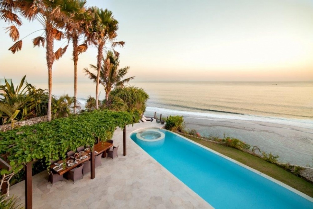 Beachfront Villa Bali to Satisfy Your Ocean Craving